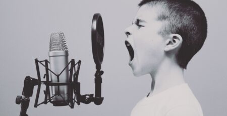 Junge schreit ins Mikrofon