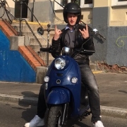 Mann auf Moped