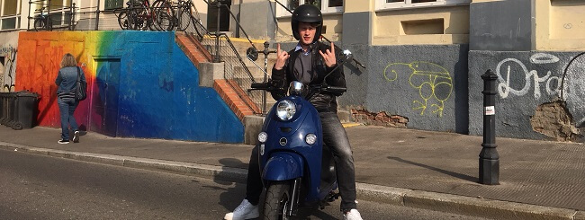 Mann auf Moped