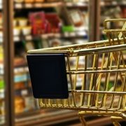 Einkaufswagen im Supermarkt, Relevanz Digitalmarketing im Lebensmitteleinzelhandel